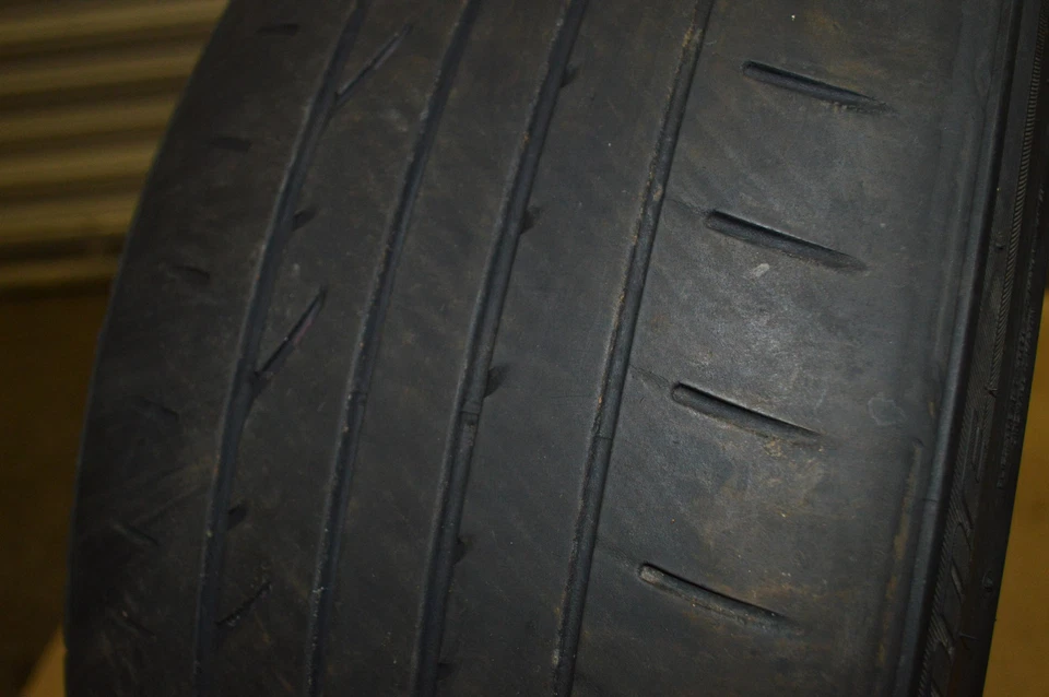 BRIDGESTONE POTENZA RE050A 225/45/R19 92W PROFUNDIDAD DE LA BANDA DE RODADURA DEL NEUMÁTICO 5/32 USADO Foto 2 de 4