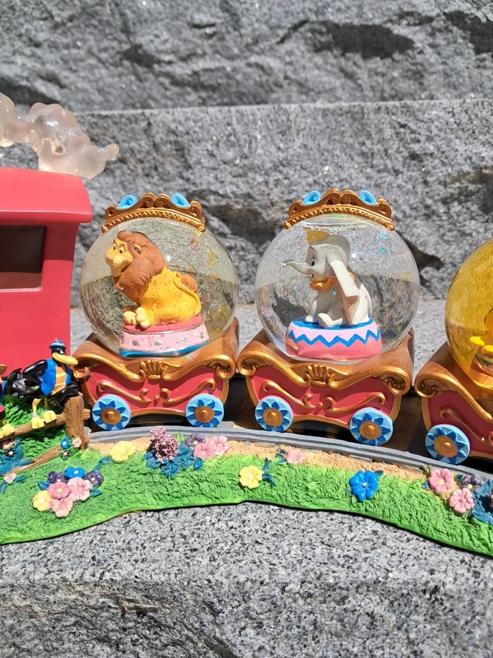 Disney Dumbo + Casey Jr. Musical Globe Train Foto 2 de 4