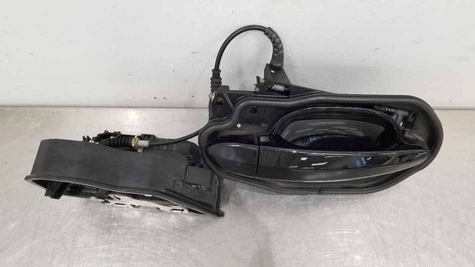 07 BMW M5 E60 EXTERIOR DOOR HANDLE FRONT RIGHT PASSENGER BLACK - Image 3 of 4