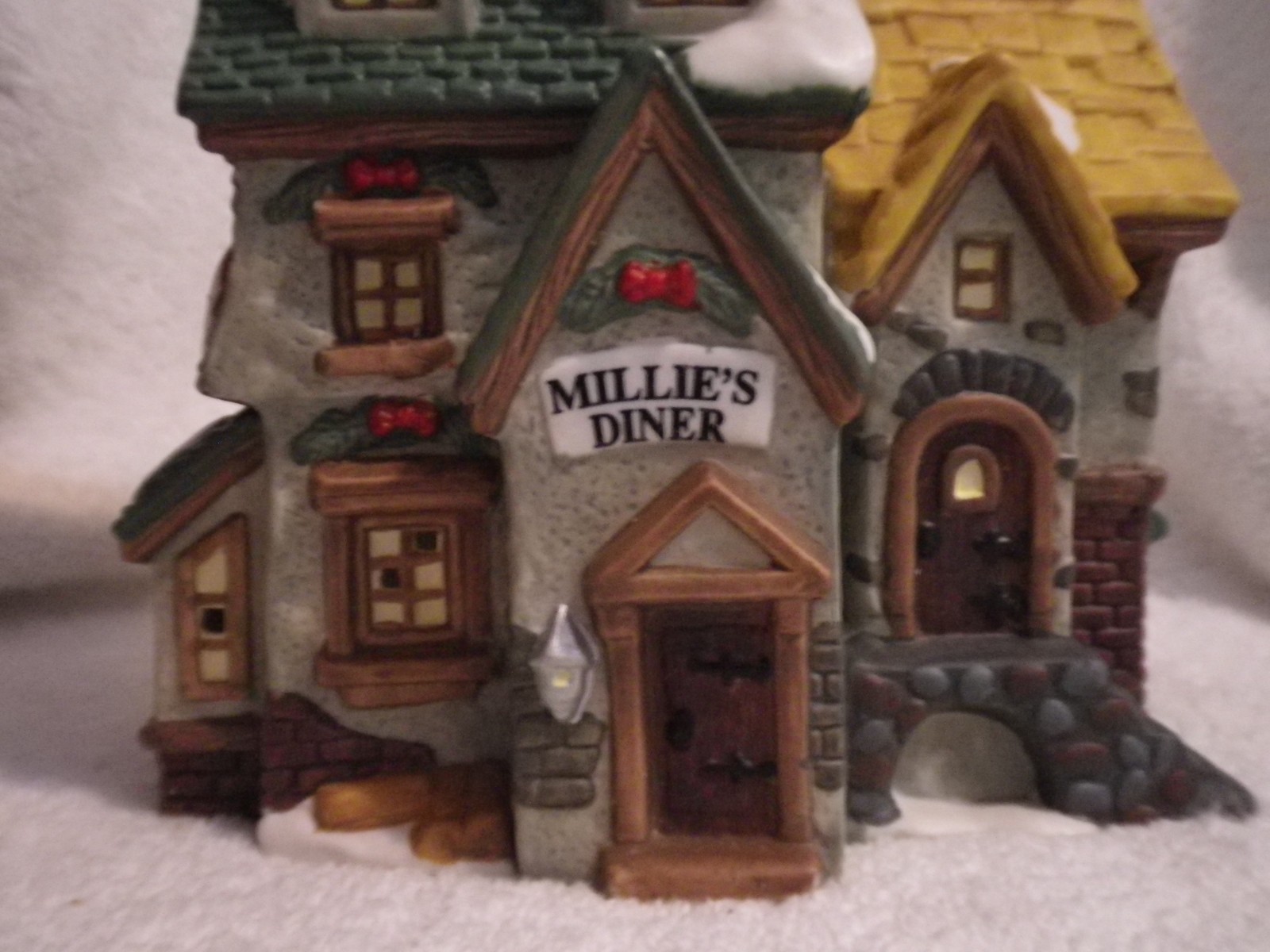 Holiday Time Christmas Village Millie's Diner In Box Lighted Porcelain P6055