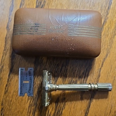 Vintage Gem Micromatic Clog Pruf Razor With Case & 1 Blade 
