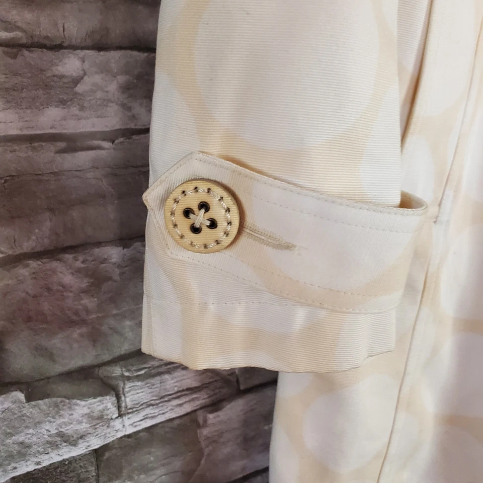 Chaqueta gabardina Merona beige lunares forrada con cinturón talla grande Foto 3 de 4