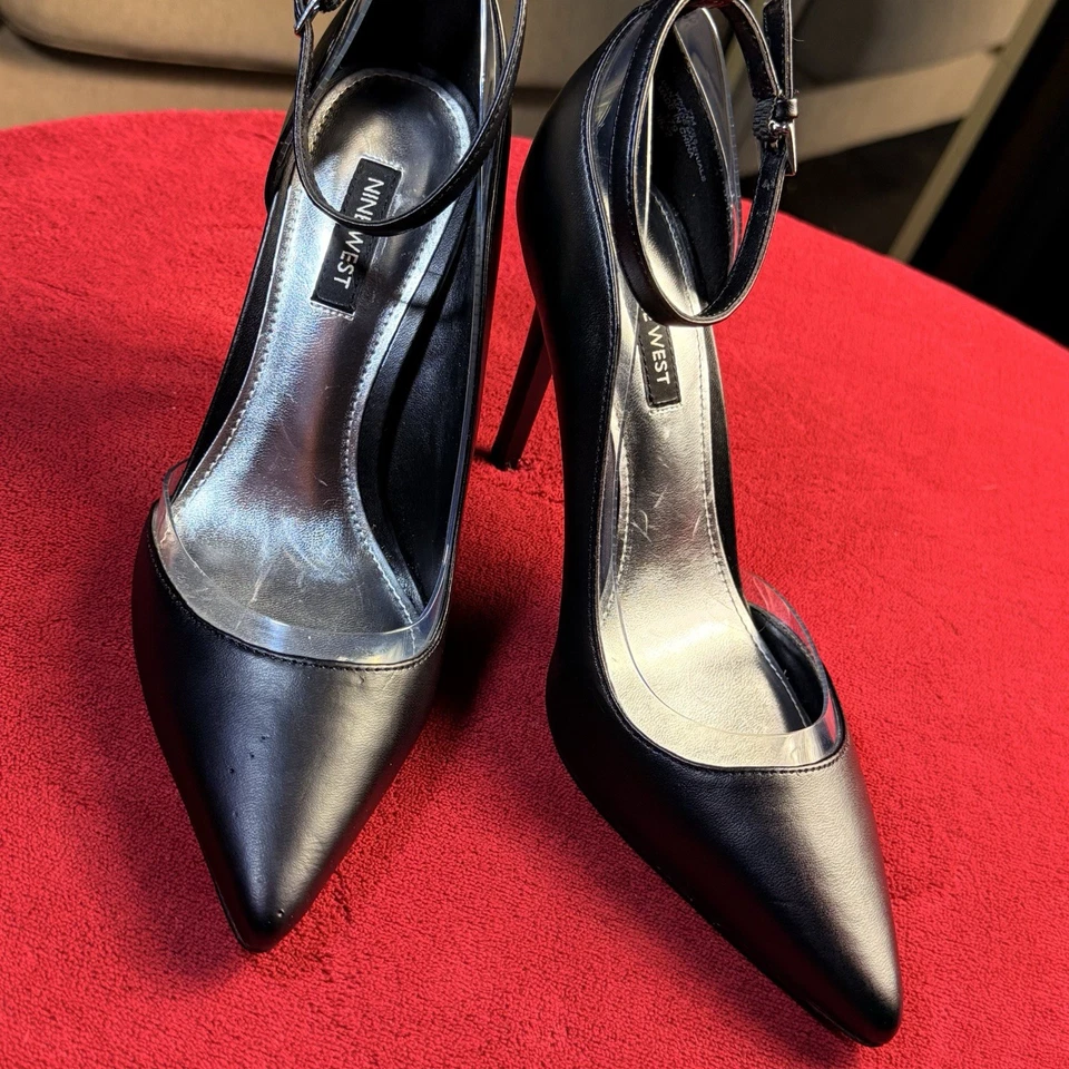 Nine West Tacones Negros 7 M- Correas para el Tobillo y un Tacón de Agujero de 4 pulgadas Puntera en Punta Foto 3 de 4
