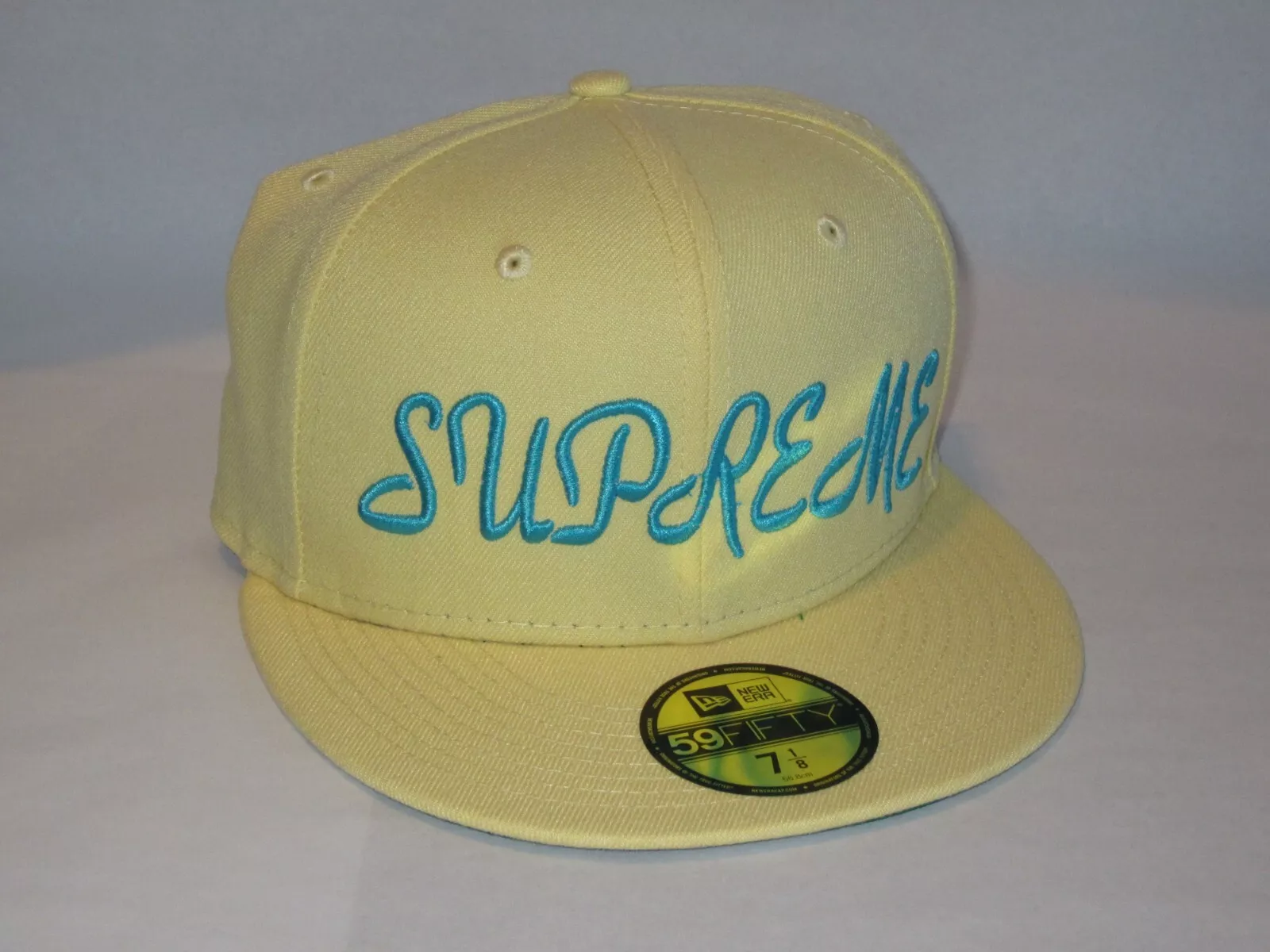SUPREME x New Era Script Chapeau Capuchon JAUNE PÂLE 7 1/8 NEUF ! S/S 2023