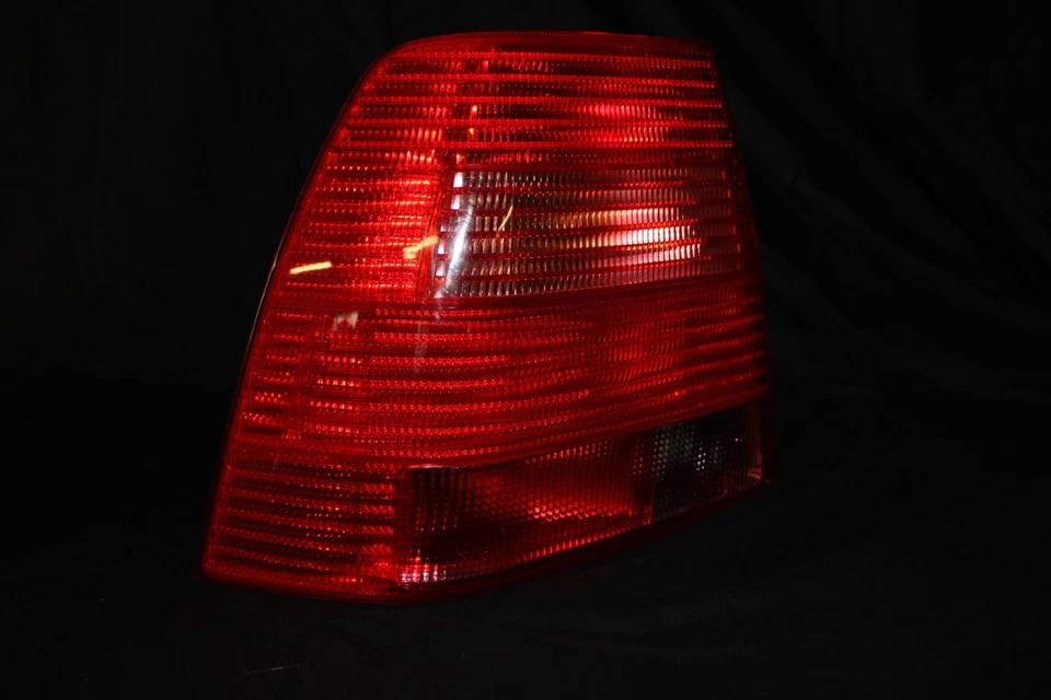 Juego de montaje de luces traseras Hella MK4 1999-2003 VW JETTA Foto 2 de 4