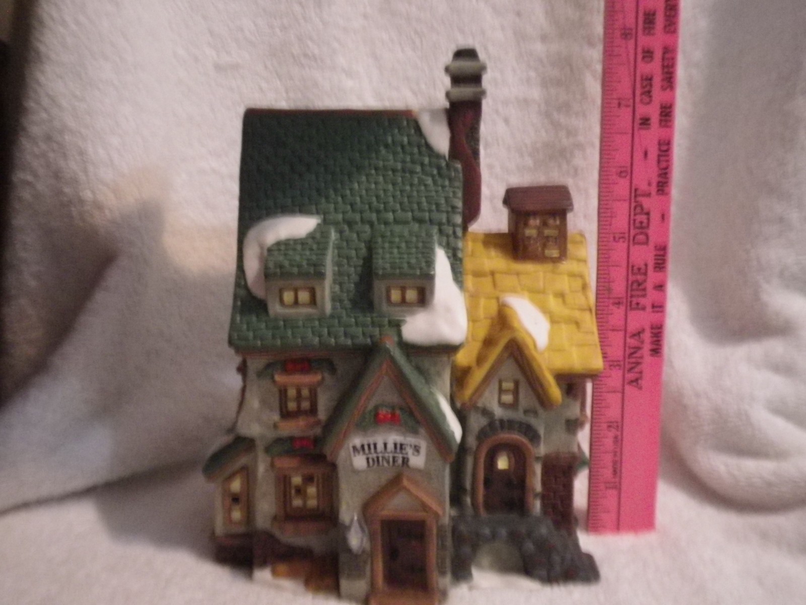 Holiday Time Christmas Village Millie's Diner In Box Lighted Porcelain P6055