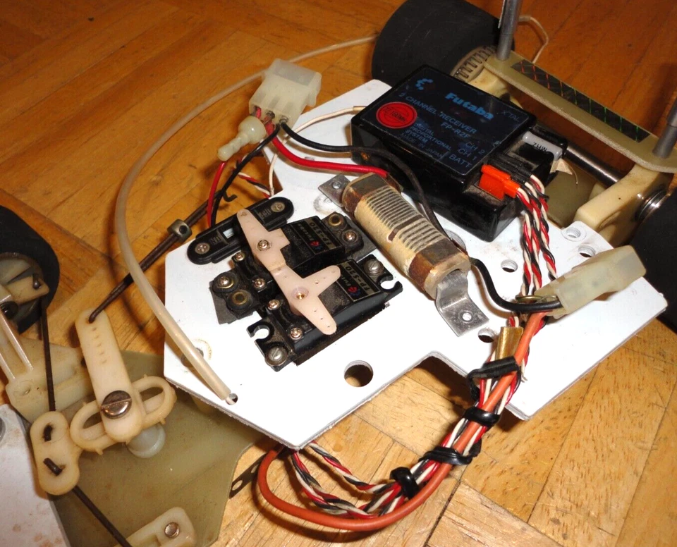 TEAM ASSOCIATED VINTAGE RC12E ONROAD PAN CAR 1/12 SCALE SHIPPING INCLUDED - Image 4 of 4