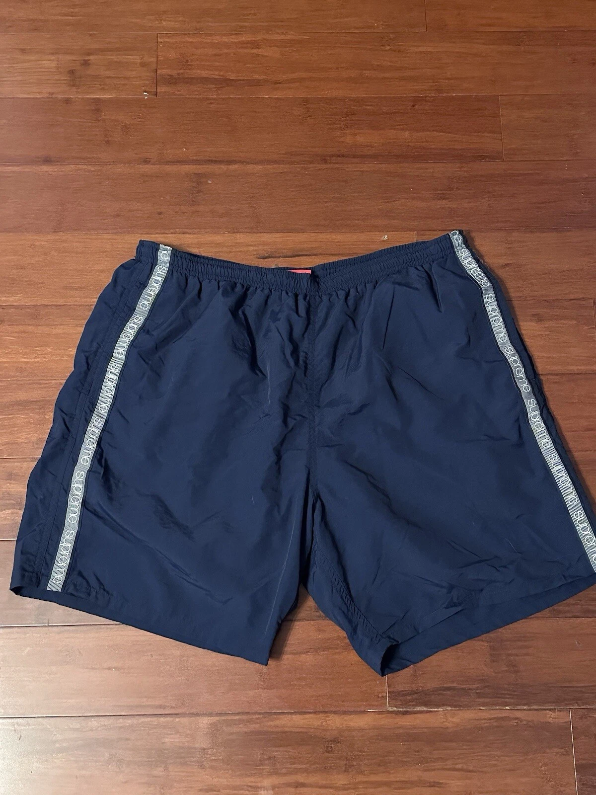 Authentique short de survêtement SUPREME bleu marine taille XL