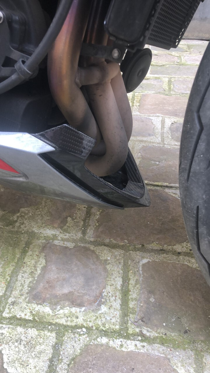 Sabot central ultra léger en carbone véritable pour Triumph Street Triple 765