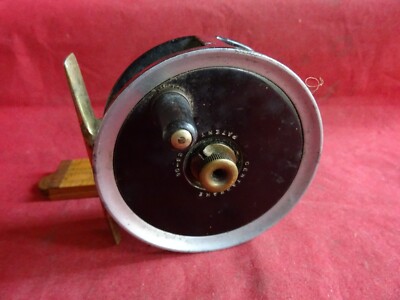 EINE VINTAGE UNBENANNTE SCHMIEDE UND WANDGEMACHTE 3 1/2'' PATENT CENTREDRAG FORELLE FLIEGENROLLE