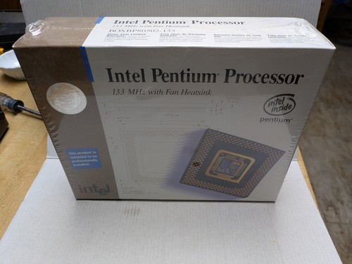 Vintage Intel Pentium 133 with fan & Heat sink NIB, M