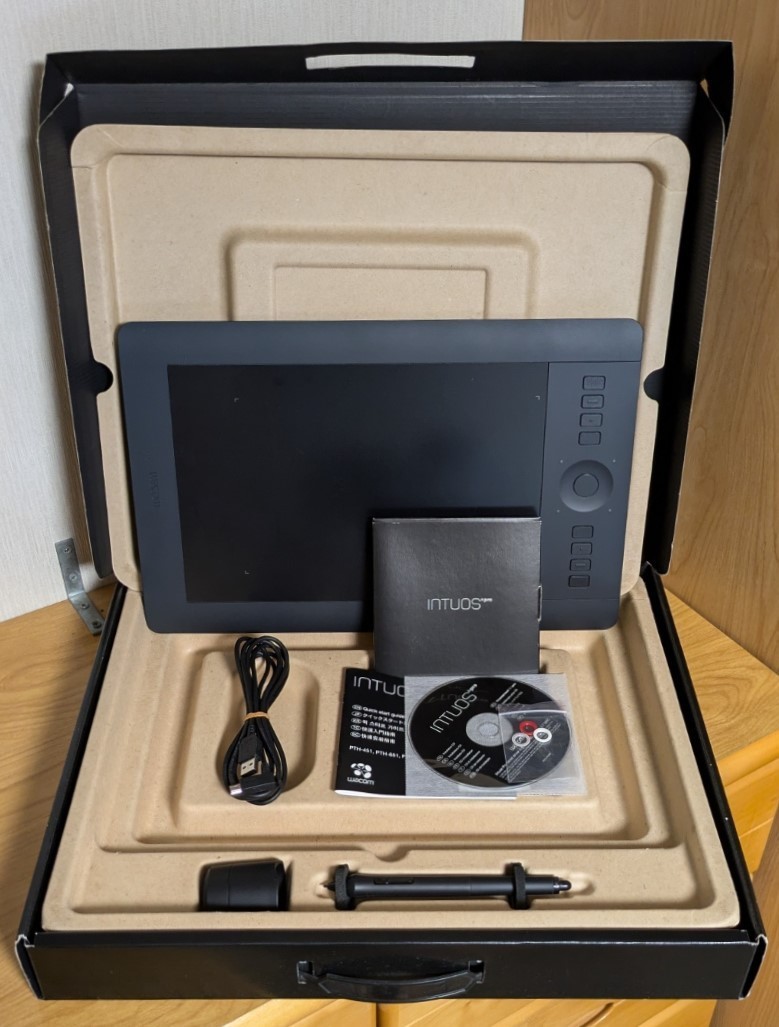 Wacom PTH-651 Intuos Pro Medium Creative Pen & Touch Tablet