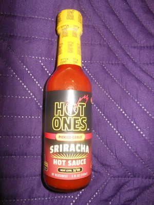 HEATONIST HOT ONES HOT SAUCE PICKLEGARLIC SIRACHA 5 OZ HEAT 3/10  EXP 10/27 SEAL