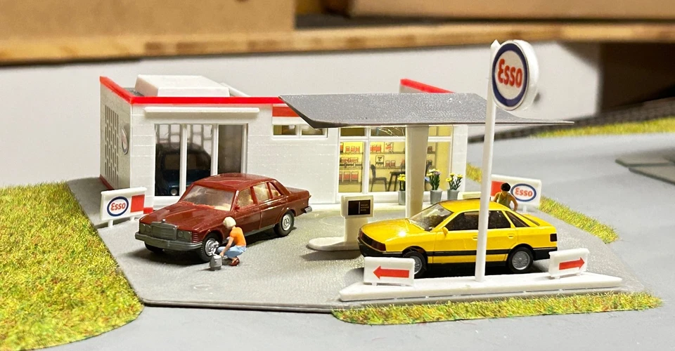 Faller 131521, Tankstelle, H0, mit LED-Beleuchtung und Fahrzeugen - Bild 3 von 4