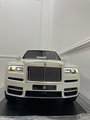 Rolls-Royce Cullinan (White Gloss w/ Burgundy) [Amalgam] Maßstab 1:8