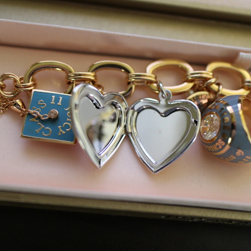 NUEVO CON ETIQUETAS JUICY COUTURE Pulsera LIMITADA 2011 Anillo de Graduación Medallón 8 Dijes Mezcla NUEVO Foto 4 de 4