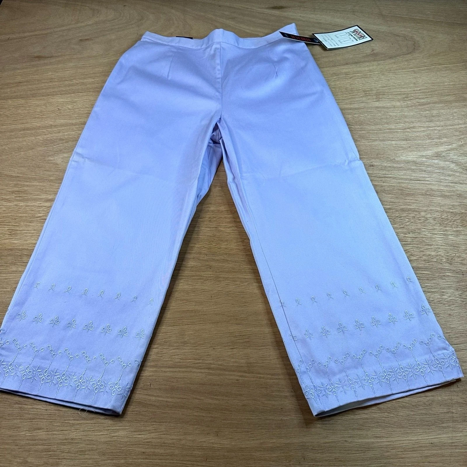 Bill Blass Jeans Women’s Size 10 Lavender Capri Pants Embroidered Hem NWT
Opens in a new window or t