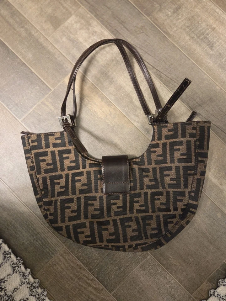Bolso de Hombro Fendi Zucca Half Moon Mamma Baguette Cuero Marrón Logo Italia Foto 2 de 4