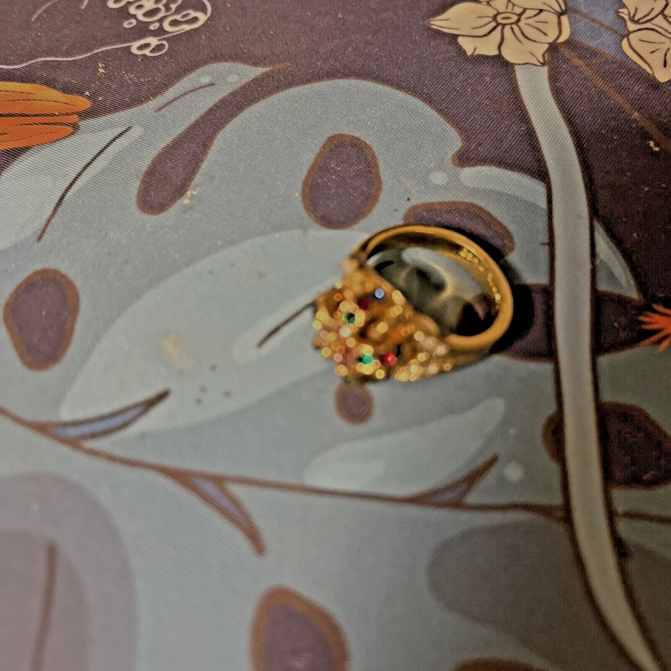 Ring goldtone with crystals green, red, blue, clear size 7 - Image 2 of 4