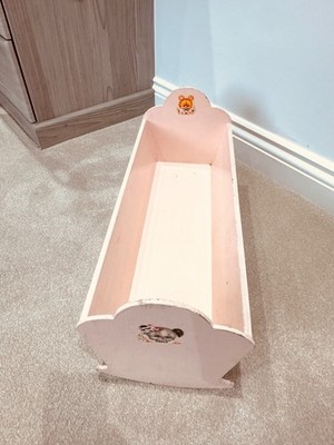 VINTAGE Baby Puppenwiege - 1950er 20'' x 5'' x 6'' - sehr guter Zustand mit charmanten Teddy-Aufklebern