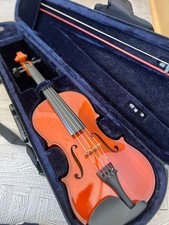 Violin with hard case and pyrastrorosin
