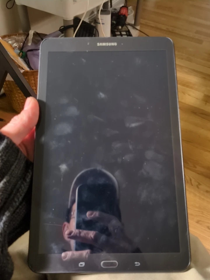 Samsung Galaxy Tab E 16 GB, Wi-Fi + 4G (Verizon), 9,6 pulgadas - negro Foto 2 de 3