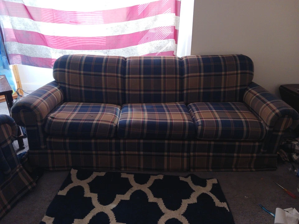 La-Z-Boy ¡Vuelve a lo básico con este sofá y sofá loveseat!  Foto 2 de 4