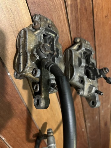 original - SUZUKI RGV250 Front 4 Pot Tokico Brakes With Brake Pads - Picture 2 of 5