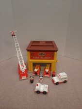 Vintage 1980 Fisher Price Family FIRE STATION 928 Firefighter Figures Read Desc