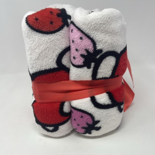 Hello Kitty von Sanrio weiß mit Erdbeeren Plüsch Twin Size Decke 60 x 90 Neu mit Etikett - Bild 6 von 6