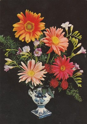 1977 Blumenstrauß Postkarte Delfter Vase Gerbera Gänseblümchen Freesien Kunst