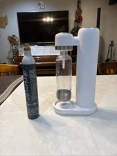Carbonating machine with drinkmate co2 canister.