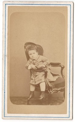Junge fällt vom Sessel um 1875 Yvon Loches Foto CDV Kinder