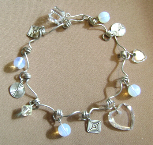 VINTAGE SILVER WIRED CHARM HOOK CLOSURE BRACELET- CRYSTAL,BEVELED HEARTS,.... - 第 1/7 張圖片