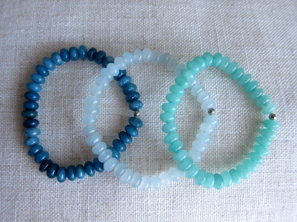 Pulseras de cuentas estilo aguamarina azul con espaciadores de acero inoxidable. Foto 2 de 4