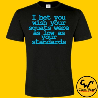 Lustiges Gym Tee Tshirt T-Shirt GEWICHTHEBEN KNIEBEUGEN STANDARDS Bodybuilding albern