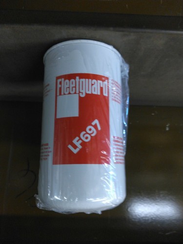 NEW GENUINE FLEETGUARD LUBE OIL FILTER (PN LF697) CUMMINS MACK
