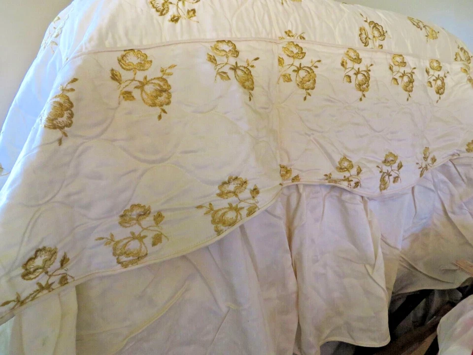 Colcha edredón satinado blanco metalizado hilo dorado volante 52x96 BODA Foto 4 de 4