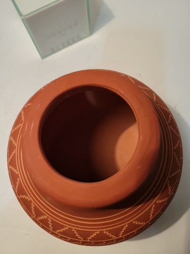 Maceta de arcilla roja navajo firmada por D. Johnson arte popular cerámica nativa americana  - Imagen 5 de 6