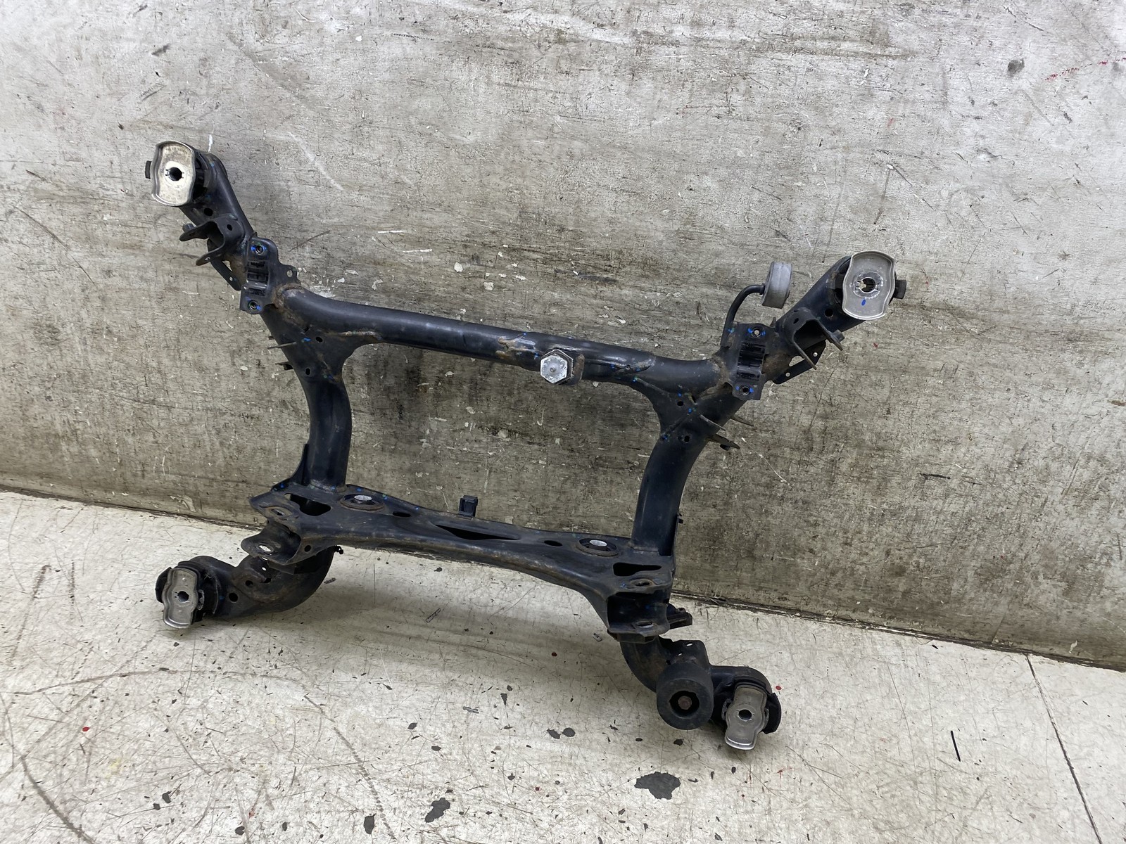 2015-2020 BENTLEY BENTAYGA OEM REAR CROSSMEMBER CROSSMEMBER SUBFRAME