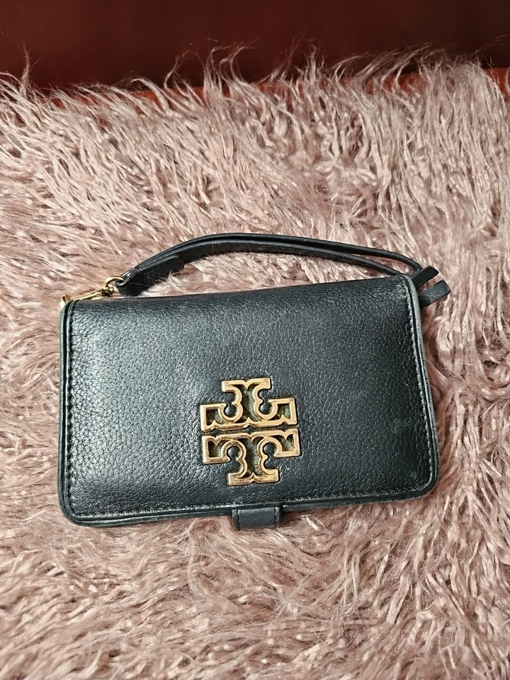 Muñequera billetera Britten para mujer TORY BURCH color negro 100 % cuero genuino. Foto 2 de 4