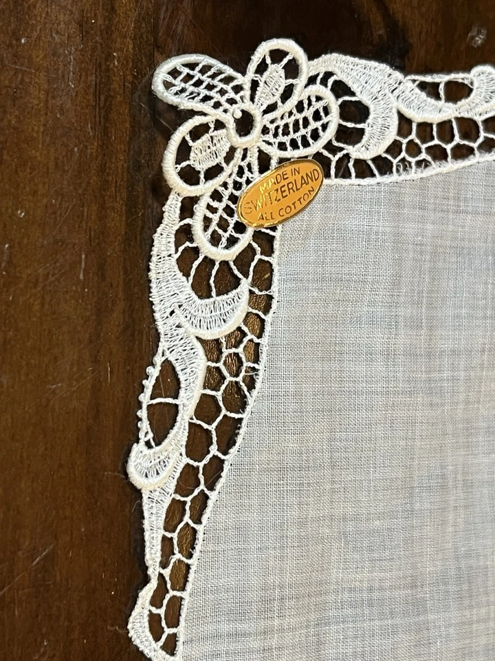 Antiguo Elegante Pañuelo de Encaje de Lino Blanco Etiqueta de Reliquia de Boda Sin Usar 🍒 Foto 2 de 4