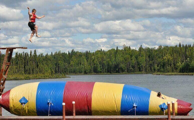 Parc aquatique Gonflable Wibit sur le lac des écoles aux Gets