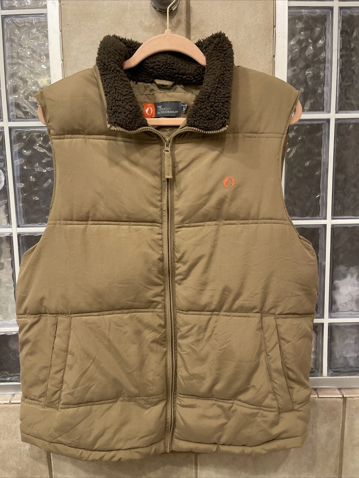 The American Outdoorsman Vest Men Medium Khaki Full Zip Pockets Sherpa Collar