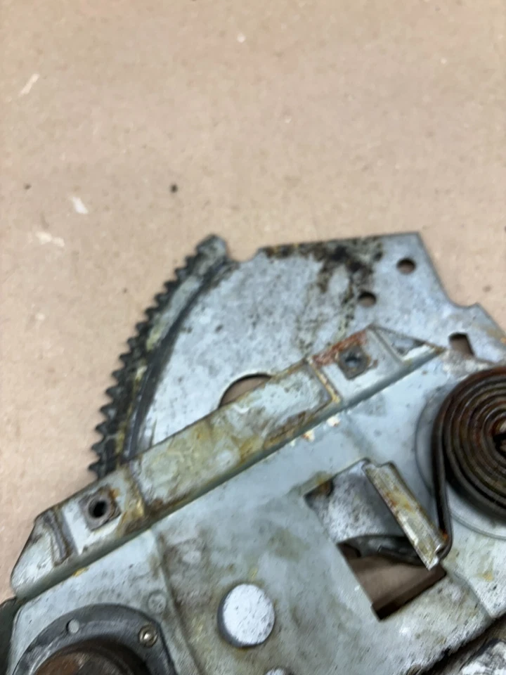 1964-1967 Oldsmobile Cutlass F-85 Vista Cruiser 4dr right front window regulator - Image 4 of 4