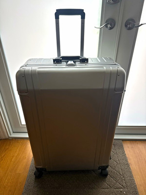 Zero Halliburton 30'' Silver Aluminum Rolling Hardcase ZRG2530-SI