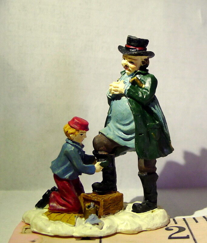 Grandeur Noel Victorian Village Shoe Shine Boy 2000 Figurine Xmas