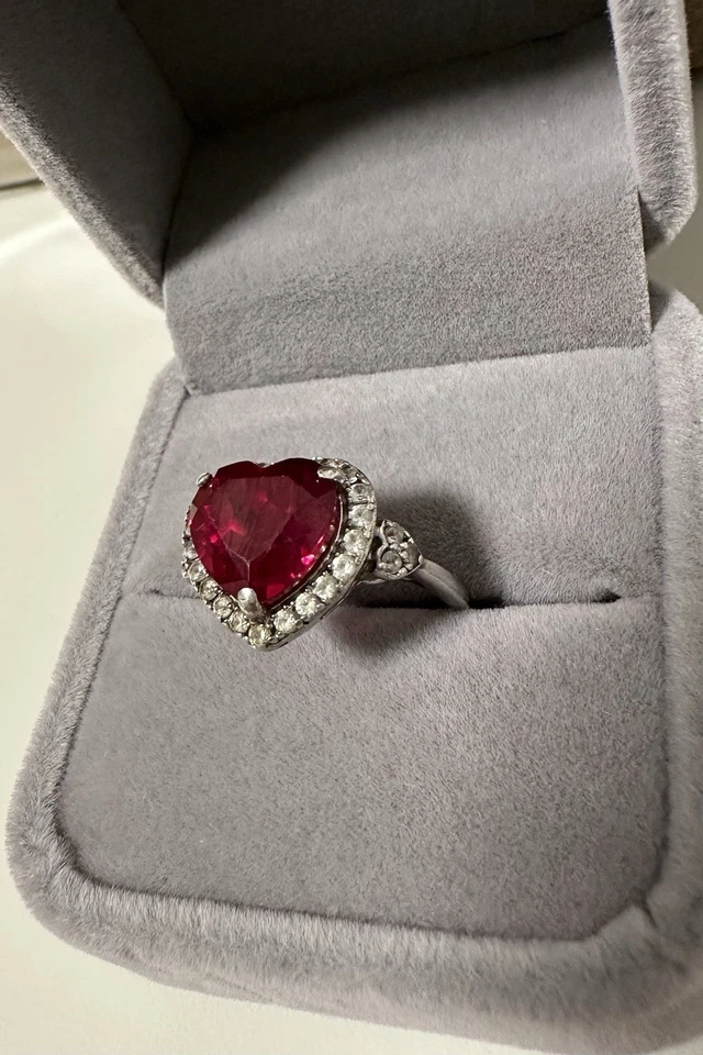 Anillo Corazón Lorenzo Rubí y Zafiro Blanco Creado en Laboratorio Plata de Ley Foto 3 de 4