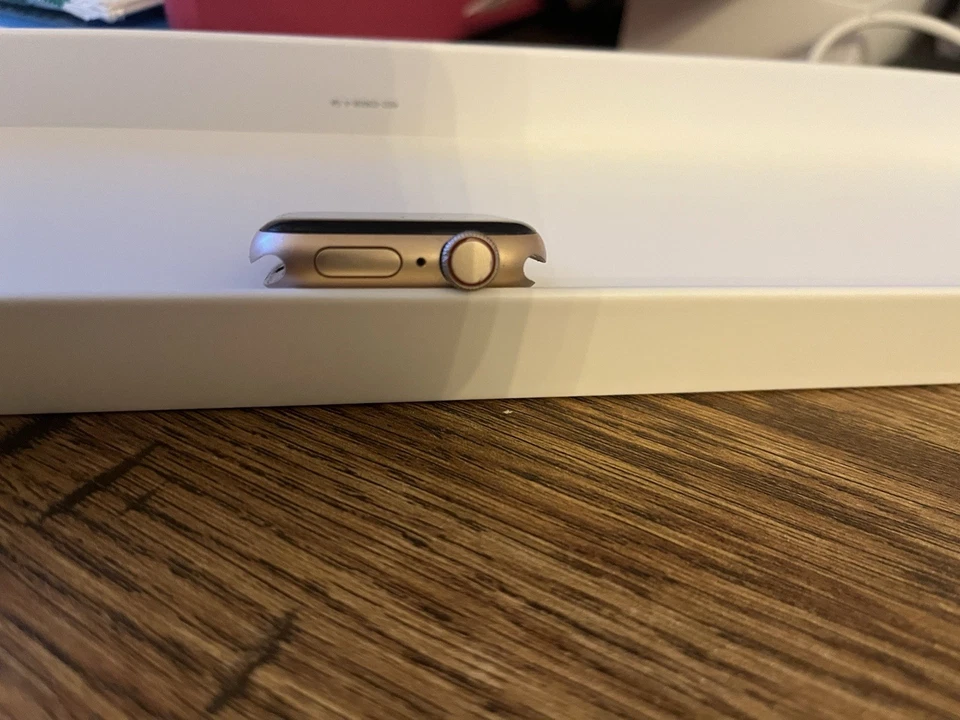 Apple Watch SE 40mm Cellular Oro Alluminio – Uniproprietario – Batteria  80%, foto 3 di 5
