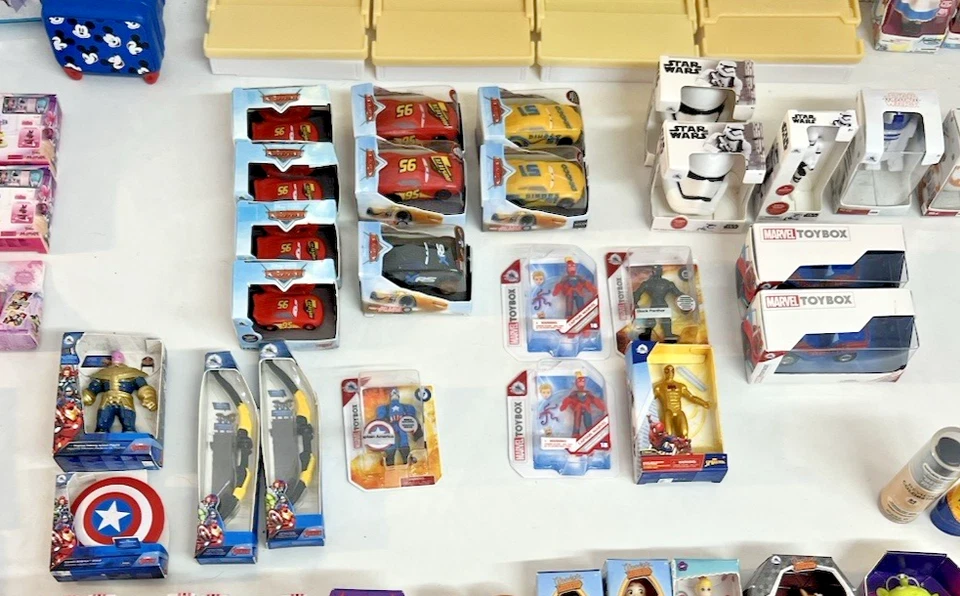 Lote de 103 mini marcas Disney y Zuru con oro Spider-Man, Grogu, Lotso + estantes Foto 4 de 4